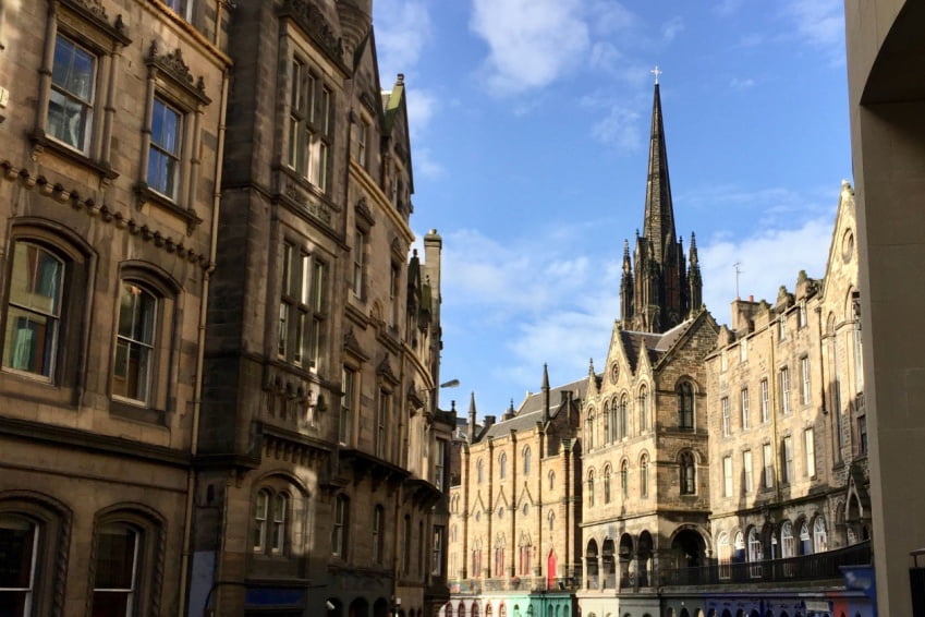 Historic gothic buildings in Edinburgh city centre – architecture that inspired Harry Potter and magical facts about Edinburgh.